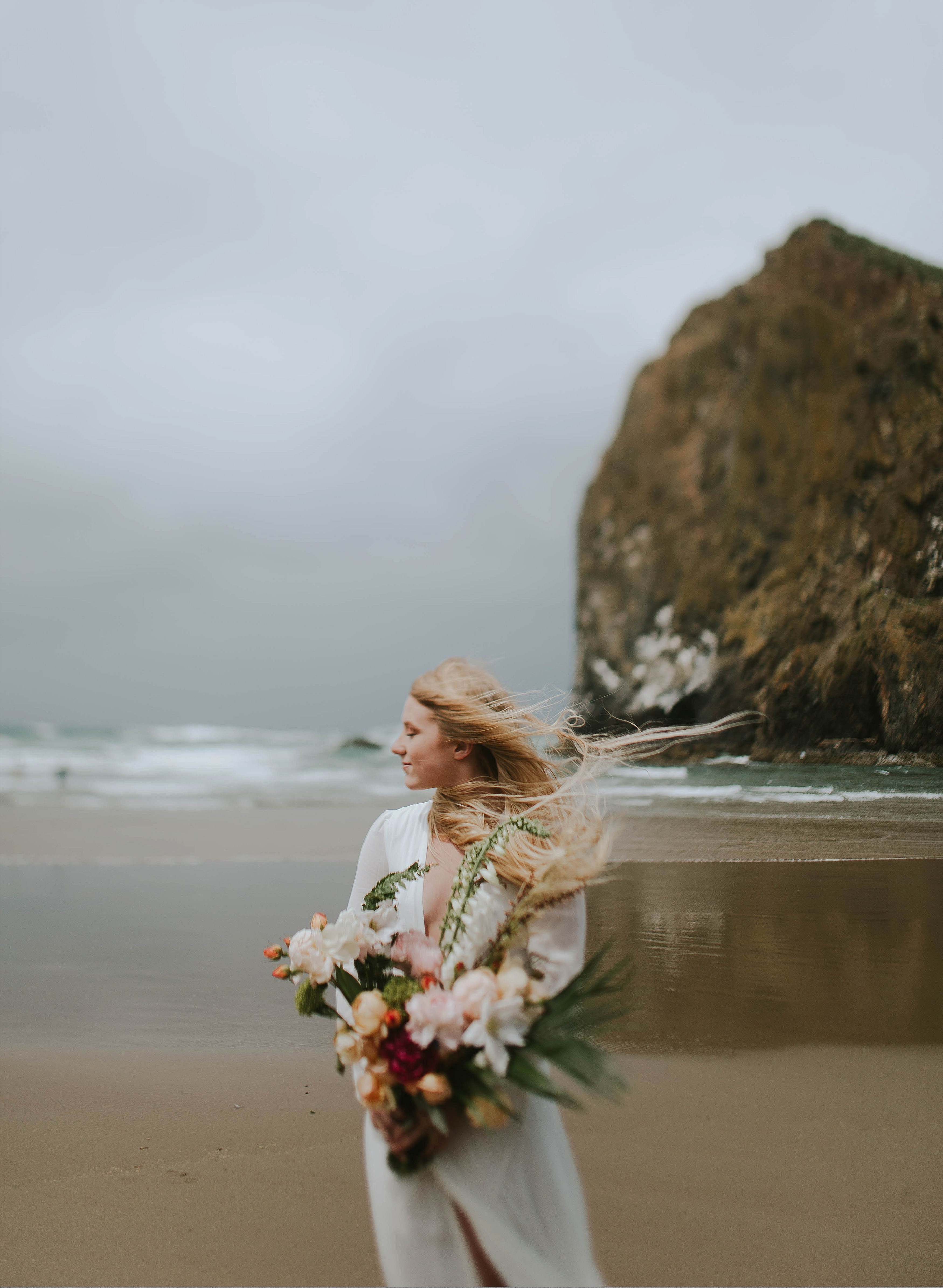 Love on the beach | Adri De La Cruz Chicago and West suburbs intimate wedding photographer