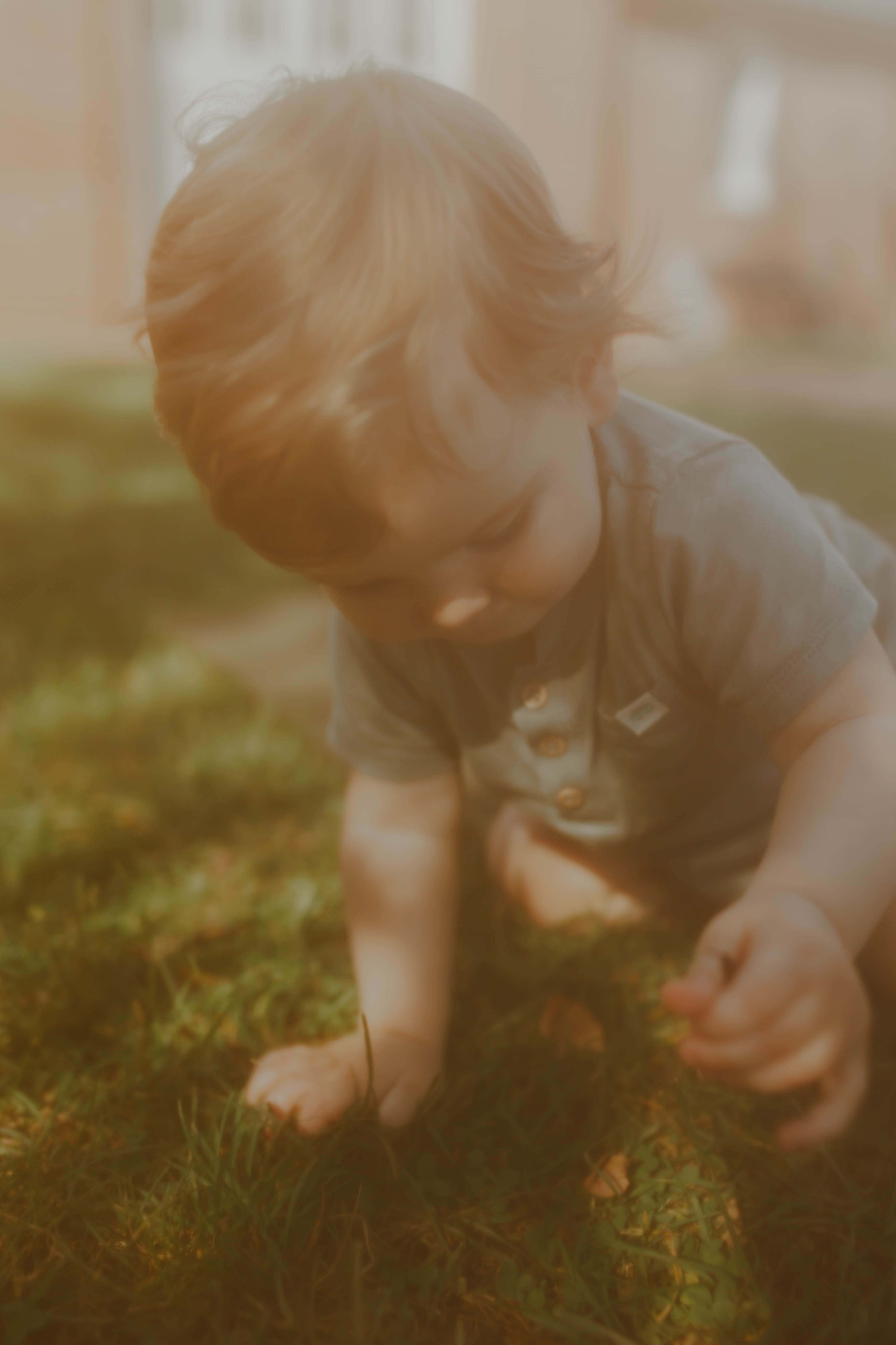 baby on the grass in the Elawa farm family photography session