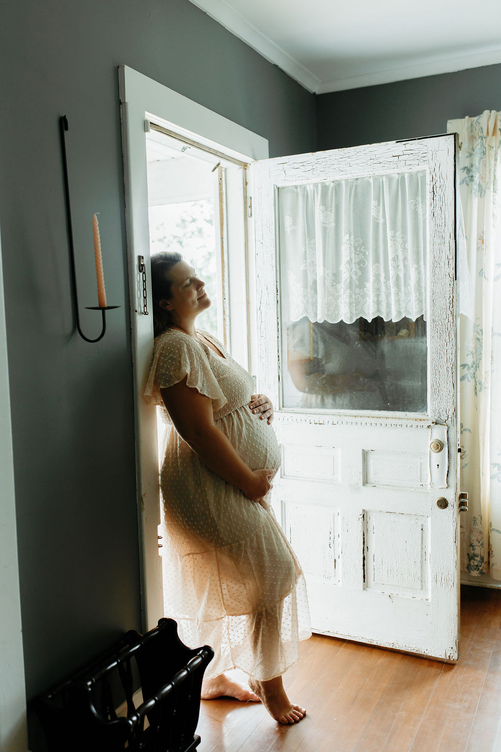 at home maternity photography session in a farmhouse